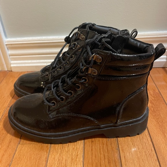 ASOS Brand: Newlook chunky flat hiker boots in black - Picture 5 of 7